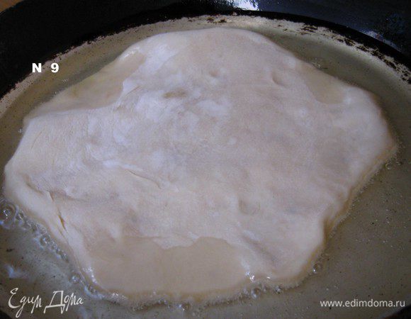 Поставьте сковороду с толстым дном на средний огонь, влейте растительное масло и хорошо его разогрейте. Положите плацинду защипами вниз, обжаривайте по 3–4 минут с двух сторон. Я сначала леплю все плацинды, потом обжариваю по очереди.