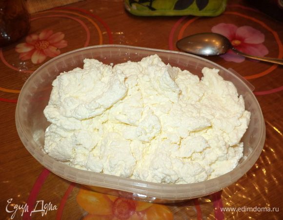 Творог должен быть влажным,почему то когда он постоит уже в баночке становиться более сухим,поэтому важно сохранить в нем влагу! Перекладываем в баночку ,даем ему настояться часов 10-12 и наслаждаемся! из 5 литров у меня получается от 0,8 до 1 кг творога и мне его хватает на 5 дней,как раз рабочая неделя,он долго остается как свежий!