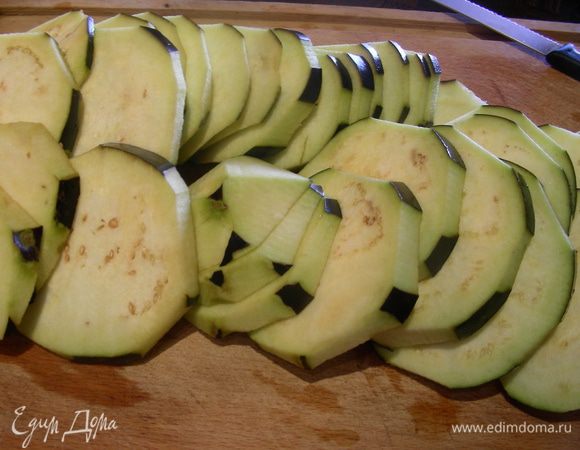 Баклажаны режем кружочками (средними по толщине). Если боитесь, что они могут горчить, то можно их замочить минут на 30 в соленой воде. Обжариваем их на растительном масле, я делала на сковороде-гриль.
