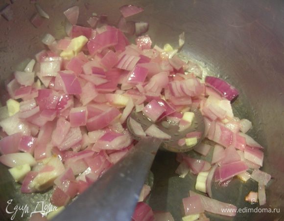 Сделаем соус. Лук и чеснок мелко режем и обжариваем 3-5 минут на 1-2 ст.л. растительного масла.
