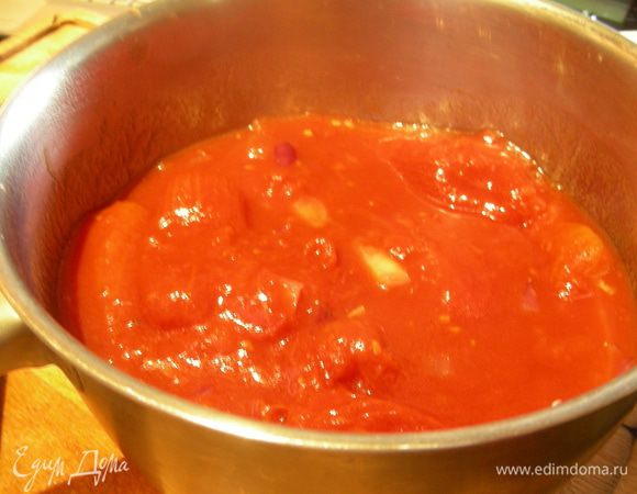 Добавляем к ним томаты и лавровый лист, готовим на небольшом огне минут 7-10. Если Вы используете сухой базилик, то его нужно добавить вначале, а если свежий - то в самом конце и снять соус с огня. Лавровый лист удаляем. Я соус пробила погружным блендером для однородности.
