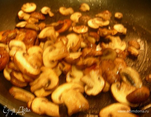 Грибочки нарезаем пластинами и обжариваем минут 7. Перчим по вкусу