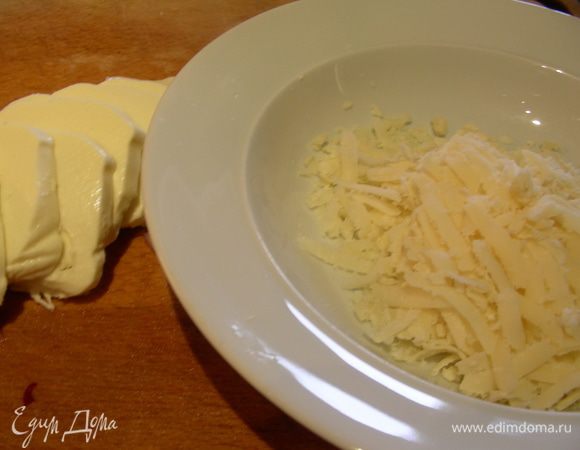 Моцареллу режем дольками, трем сыр.
