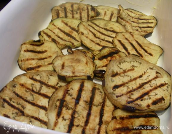 Собираем запеканочку. Форму слегка смазываем маслом и выкладываем слой баклажан (1/3). 
