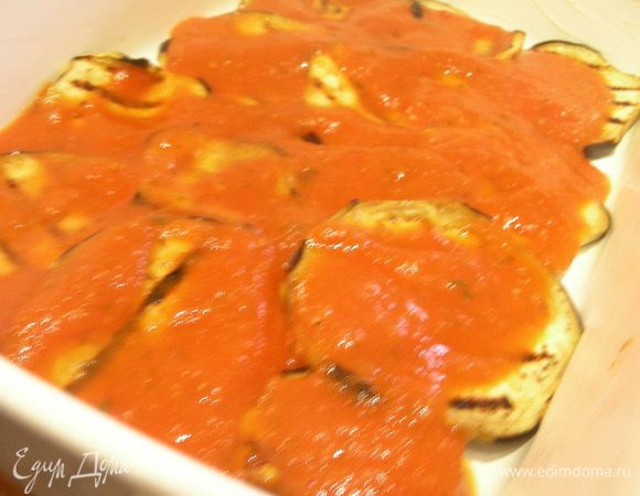 Поливаем соусом.