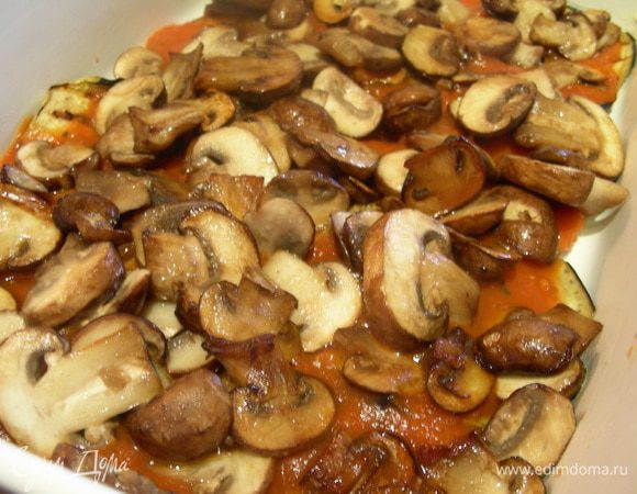 Затем грибы и соус.