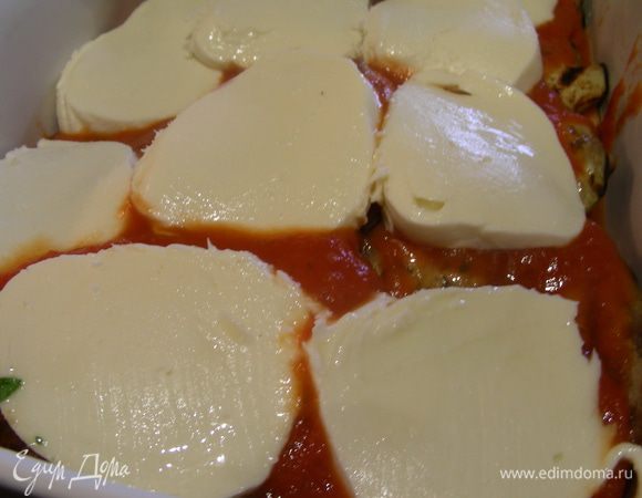 Баклажаны (1/3), соус, моцарелла.
