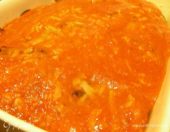 Соус, оставшиеся баклажаны. Соус. И посыпаев тертым сыром. И в духовку 180-200 гр минут на 30, сыр должен расплавиться, а соус закипеть. Автор ставила запеканку в холодную духовку, а я в горячую, так как надо было быстрей.
