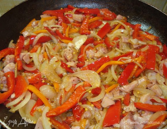 Подготовленные перец и лук нарезать соломкой, обжарить на разогретом растит. масле, отделить копченое мясо от костей и добавить к тушеным овощам, приправить всё спецциями. 