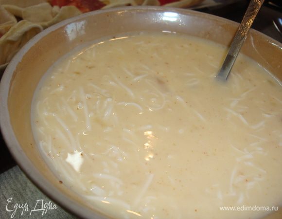 Яйца взбиваем с молоком, солим и перчим. Сыр натереть на крупной терке и вмешать в молочную смесь.