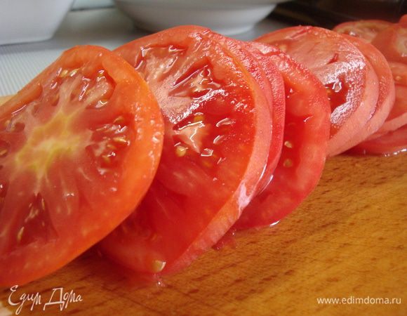 Помидоры нарезаем на кружочки.