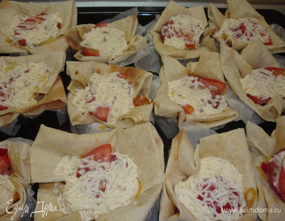 Заливаем молочной массой, заполняем формочки на 2/3 иначе будет вытекать в процессе запекания.Выпекаем при 200градусах минут 20.
Приятного аппетита Вам и Вашим близким!