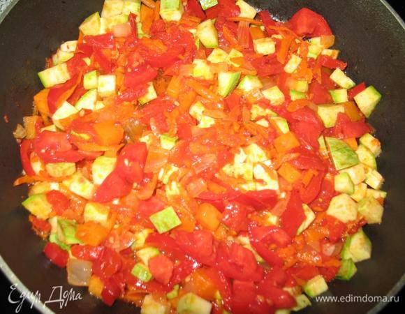 Помидоры, тыкву и кабачок добавляем к овощам на сковородке, добавляем соль и специи и тыквенные семечки