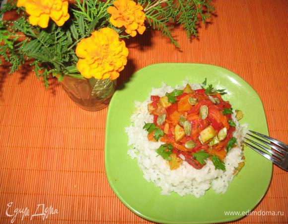 Рис кладем на тарелку горкой, сверху несколько ложек овощной смеси и зелень по вкусу.

