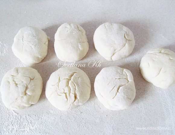 Из теста сделать шарики. Расплющить каждый, начинить маком, свернуть тесто, как для вареников и прижать края. Затем краешки надрезать пальчиками -5 или 6 надрезов. Поставить на расстойку в теплое место. Затем смазать яйцом и выпекать  до готовности. Готовые гребешки посыпать сахарной пудрой.