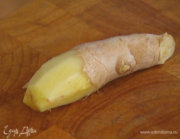 Имбирь почистить и натереть на мелкой терке.