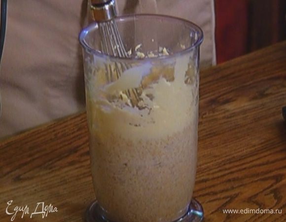 Взбить в блендере 125 г предварительно размягченного сливочного масла с сахаром.