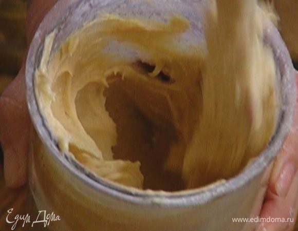 Добавить имбирь, часть муки и соль, перемешать лопаткой, затем небольшими порциями вмешать остальную муку.