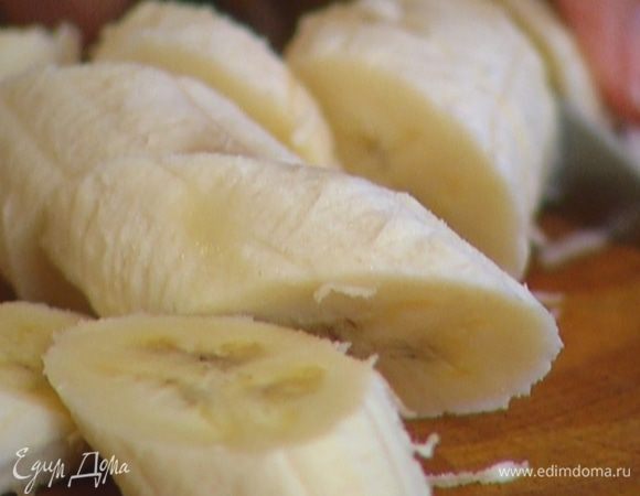 Банан почистить и нарезать толстыми кружками.