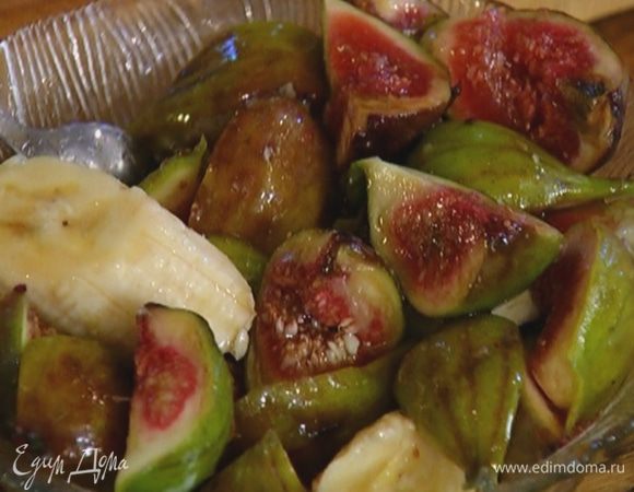 Фрукты выложить в миску, полить кленовым сиропом и перемешать.