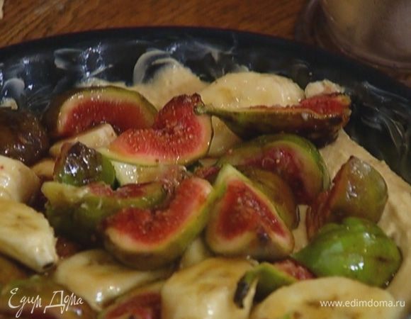 Форму для выпечки смазать оставшимся сливочным маслом и выложить тесто.