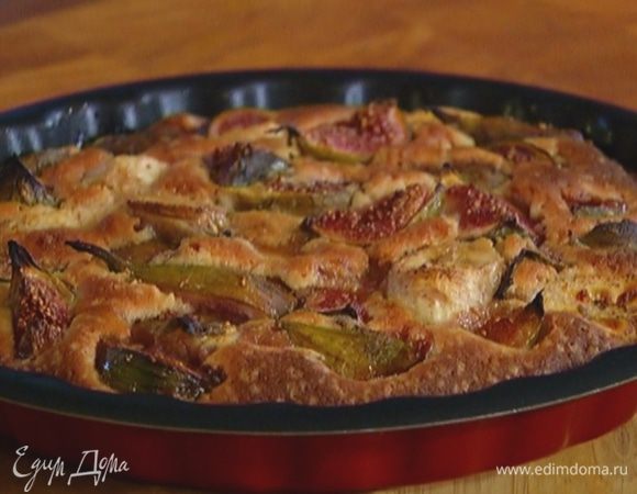 Выпекать пирог в разогретой духовке 15–20 минут.