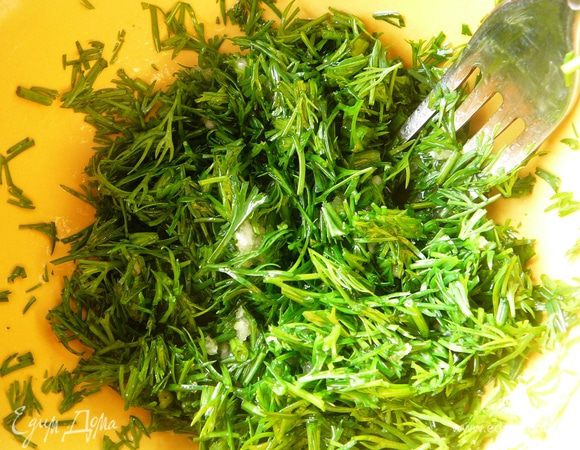 Укроп и чеснок порубить, посолить и перемешать с оливковым маслом 