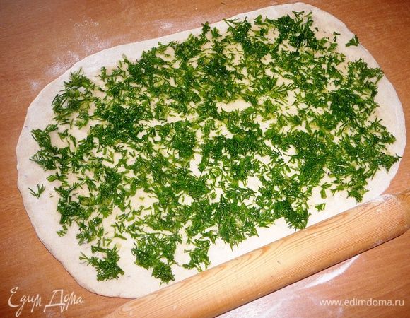 Тесто раскатать не очень тонко, выложить на него укроп.