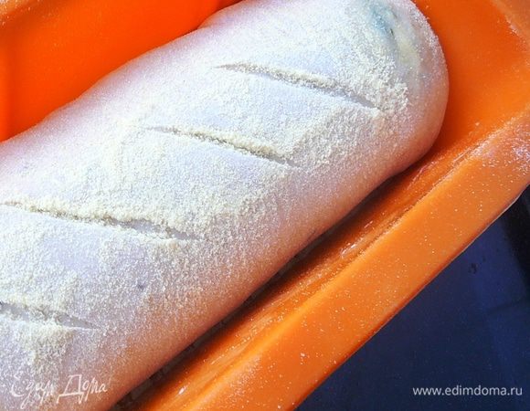 Когда тесто увеличится в объеме, острым ножом сделать несколько поперечных неглубоких надрезов.