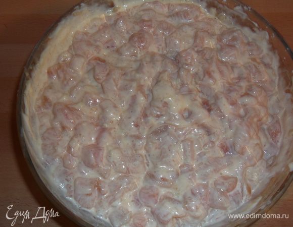 посолить, поперчить, выдавить чеснок, добавить остальные ингредиенты, перемешать и поставить на ночь в холодильник