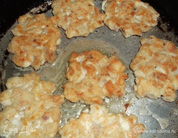 выкладываем ложкой на сковородку с разогретым маслом и обжариваем с двух сторон, я когда переворачиваю на вторую сторону, накрываю крышкой, чтобы хорошо прожарились. Гарнир любой.