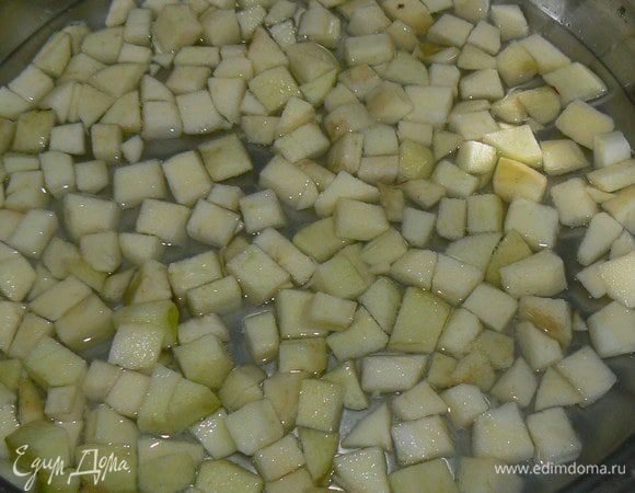 Яблоки моем, очищаем от кожуры и режем некрупными кубиками . Заливаем водой, доводим до кипения 