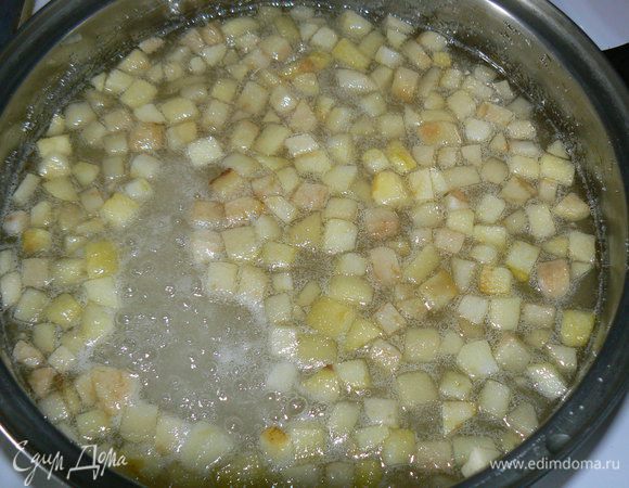 всыпаем сахар и медленно мешаем до его полного растворения.Яблоки должны стать  мягкими (но не до каши).