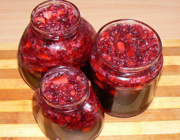 Тёплым раскладываем в простерилизованные банки. Остужаем под шубой крышками вниз.