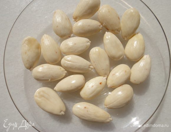 Теперь, спустя несколько часов (или ночь), разбухшие миндалинки необходимо очистить от кожицы.
