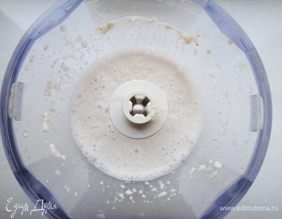 Включите блендер и тщательно взбейте всё это дело на максимальной скорости в течение 5-и минут. Только взгляните, какая у нас получилась красота!
