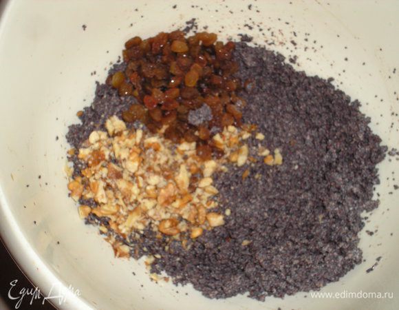Для начала мак заливаем кипятком, оставляем запариваться 30 минут. Воду сливаем и перемалываем мак в кофемолке или мясорубке 2-3 раза. Добавляем промытый изюм и измельченные орехи.