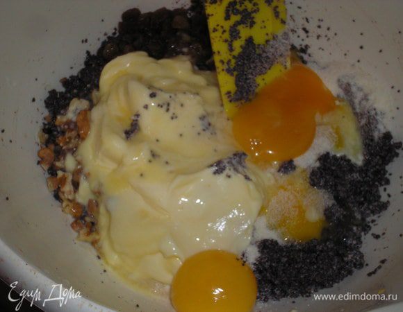 Добавляем размягченное сливочное масло, манку, разрыхлитель, желтки, перемешиваем.