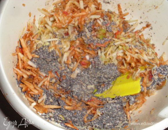 Яблоки очищаем от кожуры и серцевины, натираем на крупной терке. Должно получится 0,5 кг натертых яблок. Добавляем к маковой смеси и хорошо перемешиваем.