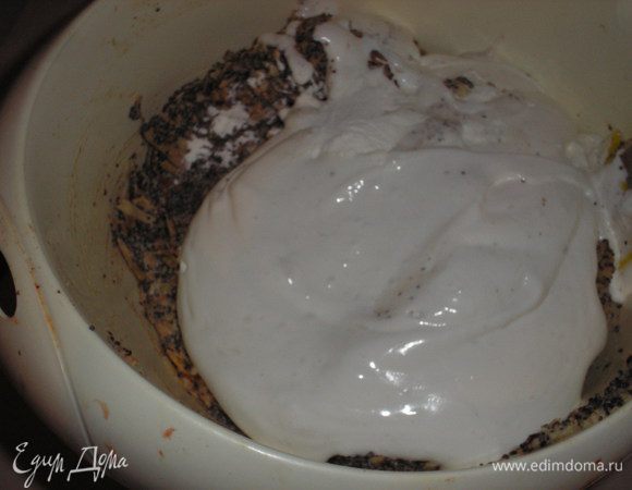 Белки взбиваем с солью до мягких пик, добавляем к яблочной массе и осторожно вымешиваем.