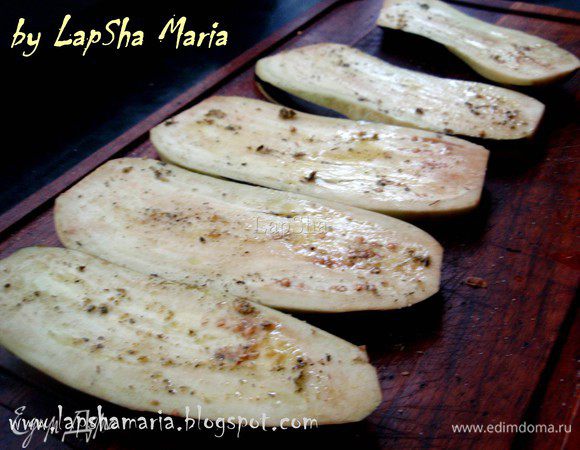 Нарезать баклажан на пласты примерно 1 см в толщину, присолить их и оставить на 10 минут, чтобы убрать горечь. Затем присыпать сушенными травами, обмазать оливковым маслом и обжарить на сковороде или гриле с двух сторон до легкой золотистости и мягкости. 