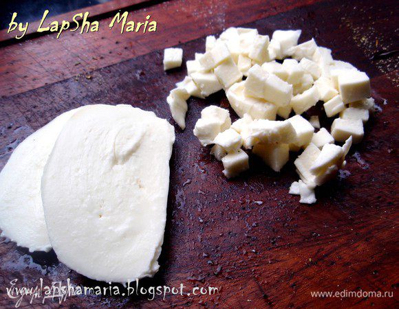 Моцареллу нарезать на кубики.