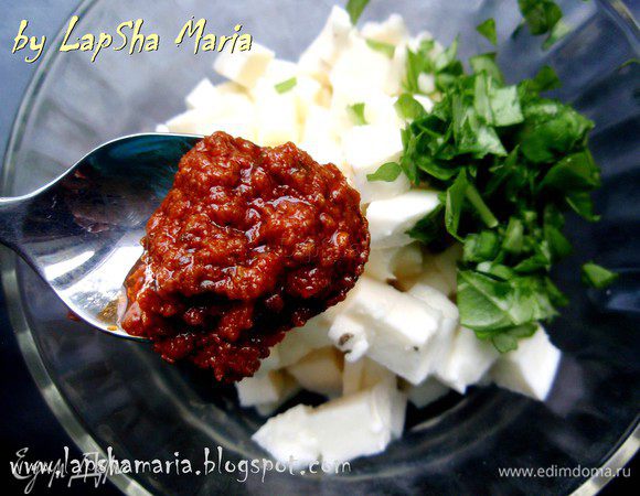 В миске смешать кубики моцареллы, песто и рубленный базилик.