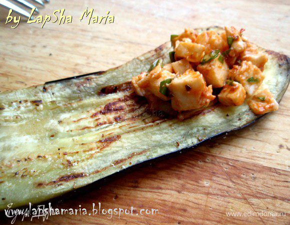 На один край обжаренного ещё теплого пласта баклажана выложить начинку.