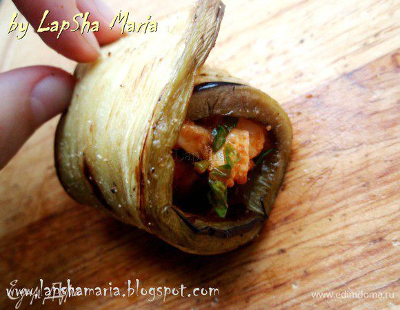 Аккуратно свернуть рулетики, закрепить их зубочисткой. Можно подать рулетики прямо так, а можно подогреть их немного в духовке, чтобы моцарелла как следует подплавилась. 