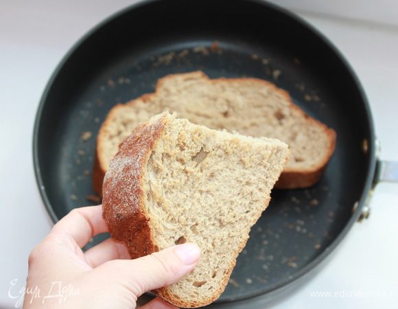 Сперва приготовить мясной бульон. У меня не оказалось черствого хлеба, поэтому я немного его подсушила на сковороде. 