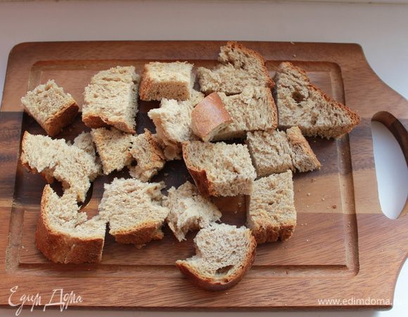 Нарезать крупными кубиками хлеб и залить его мясным бульоном. 