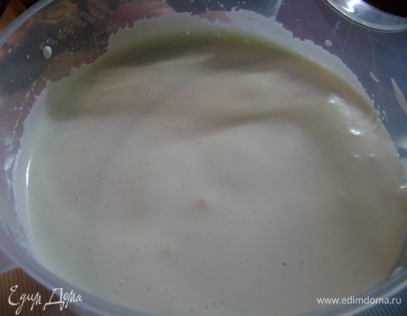 Для коржа яйца взбить с сахаром до увеличения в объеме в 6-8 раз.  