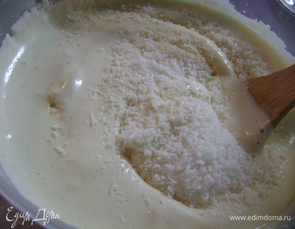 Аккуратно примешать муку, добавляя её по ложке.