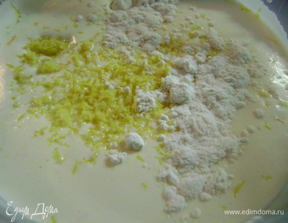 Затем также аккуратно примешать кокосовую стружку и лимонную цедру. 